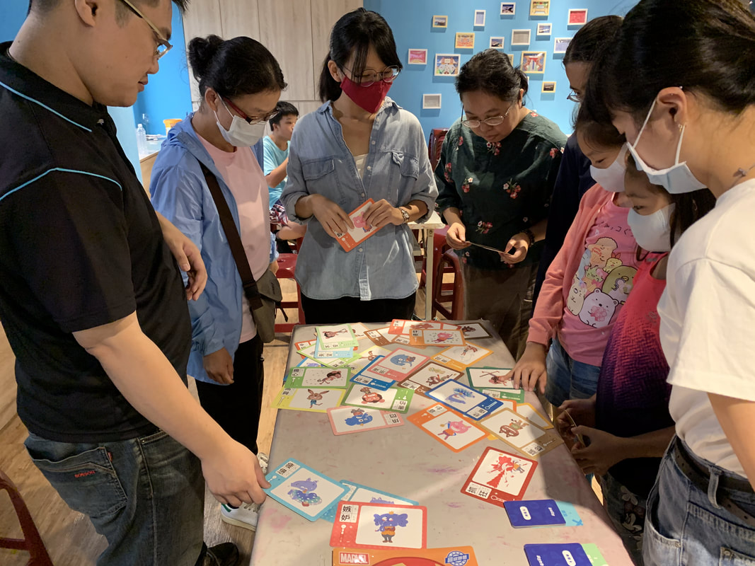 學員圍桌分組,運用卡牌進行溝通練習