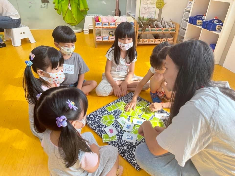 親子共學課程現場,孩子與家長一起玩桌遊