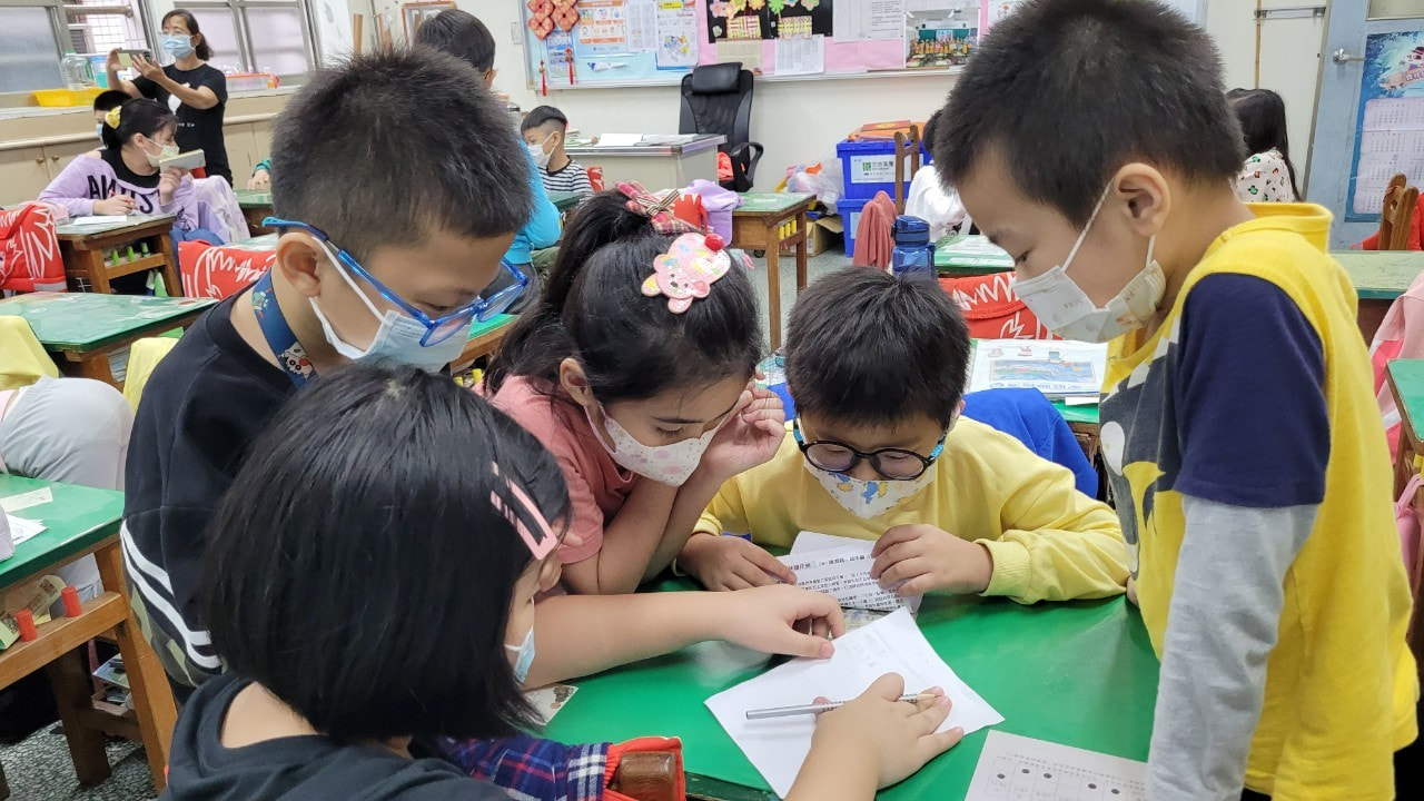 學生分組討論學習單